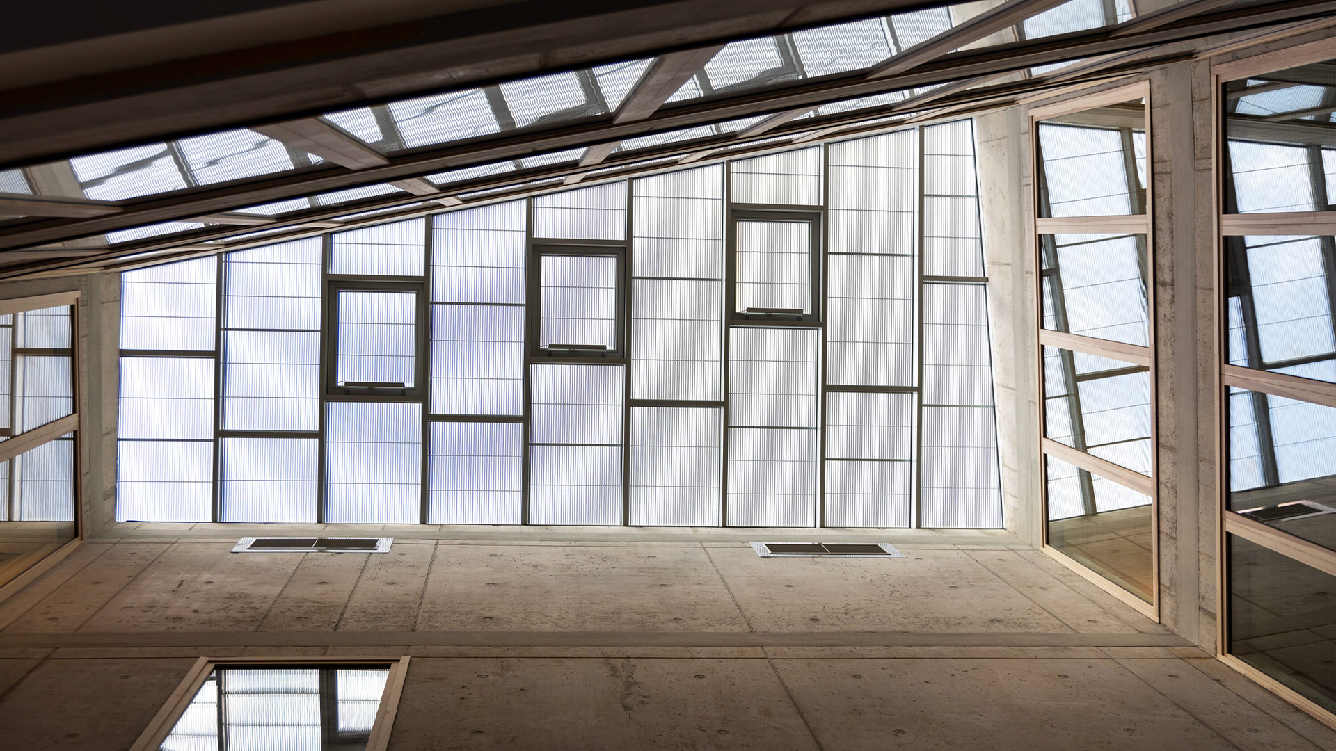 Blick von Innen auf das Glasdach der Ludwig-Uhland-Schule in Nürnberg