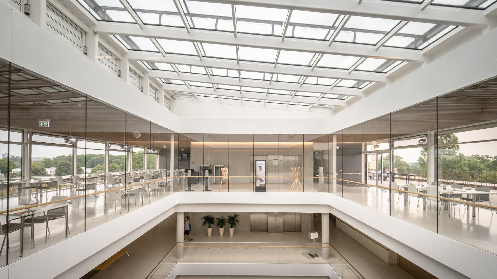 Blick ins Innere des Unfallkrankenhaus Berlin mit LAMILUX Glasdach