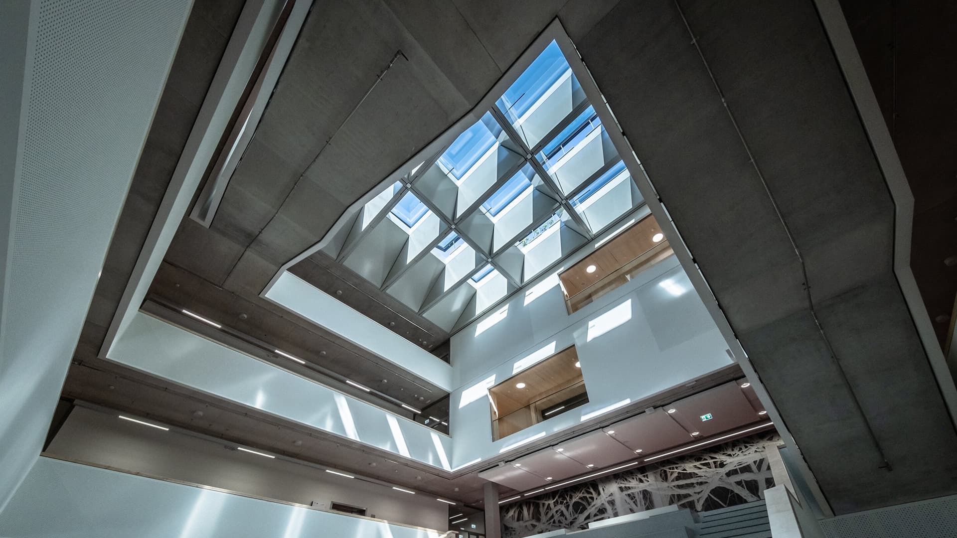 Innenaufnahme eines modernen Glasdachs das Tageslicht in ein mehrstöckiges Gebäude einlässt