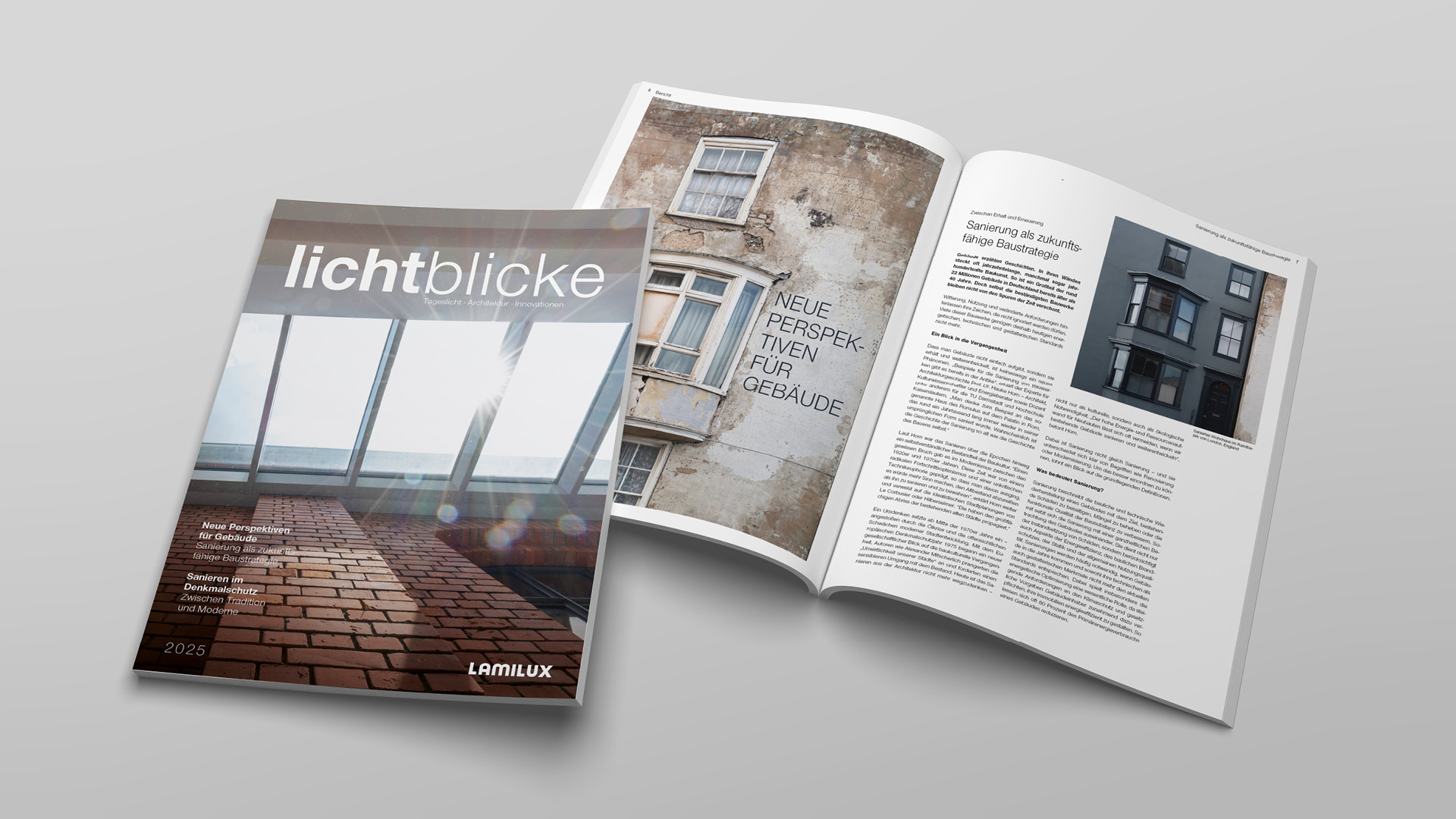 Aufgeschlagene Broschüre mit großformatigen Architekturfotografien und Textinhalten, präsentiert als hochwertiges Printmedium